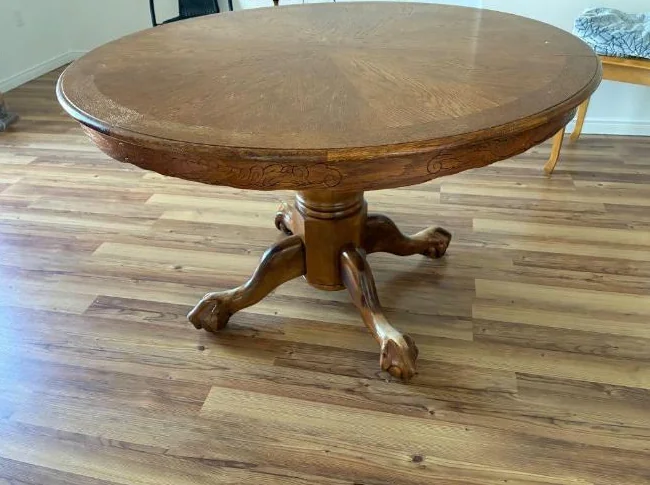Table ronde et chaises en bois franc