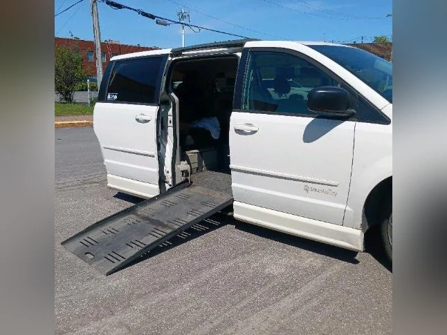 2013 Dodge Grand Caravan minifourgonette adapte pour fauteuil roulant