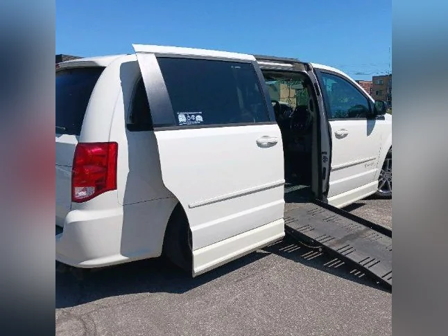 2013 Dodge Grand Caravan minifourgonette adapte pour fauteuil roulant thumbnail 2