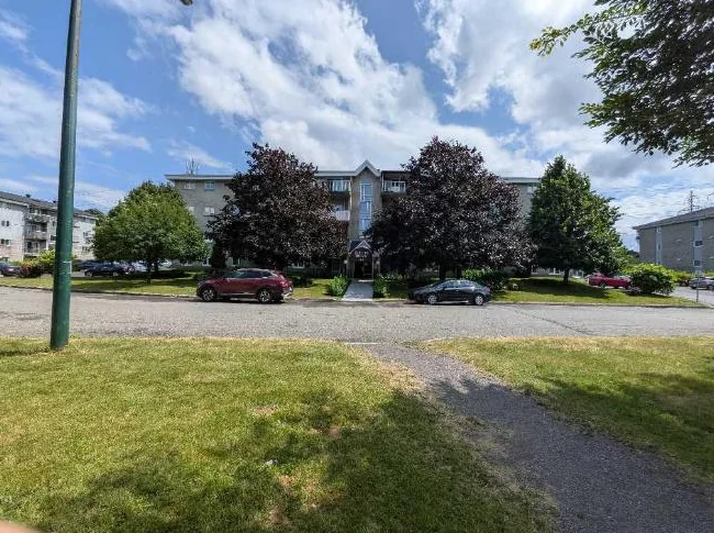 Grand condo à Charny, Lévis. 1122pi2, 2 chambres, stationnement, gym, sauna, verrière, rangement
