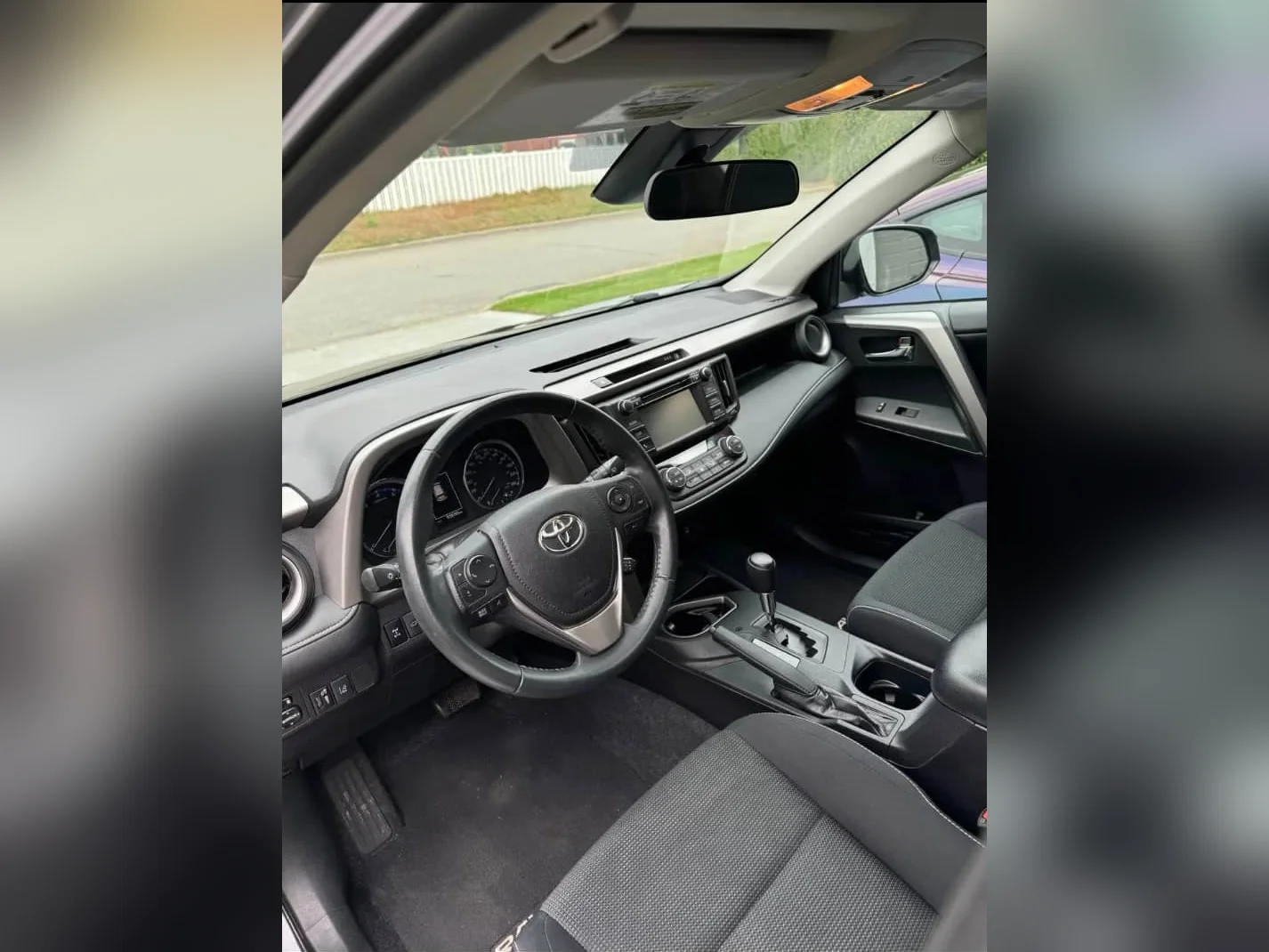 Toyota RAV4 XLE AWD 2017 - Excellente Condition, Faible Kilométrage thumbnail 5