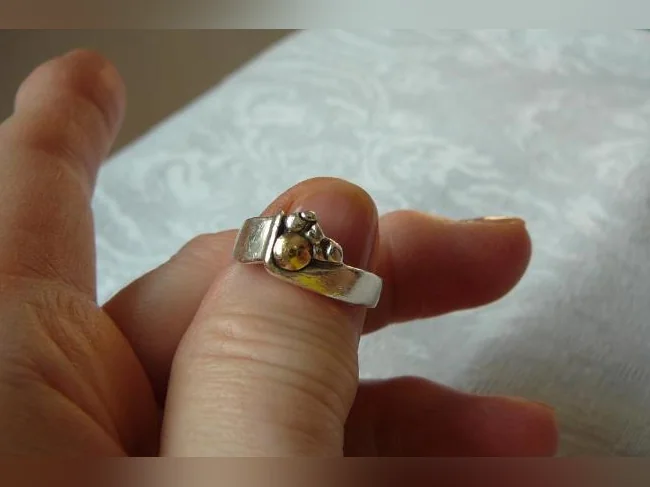 BAGUE achetée au Salon des Métiers d'Art , argent 925 .et bille d'Or . thumbnail 4