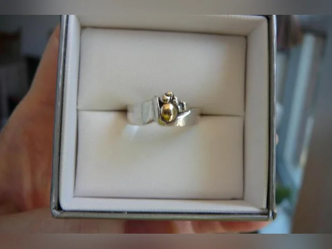 BAGUE achetée au Salon des Métiers d'Art , argent 925 .et bille d'Or . thumbnail 2