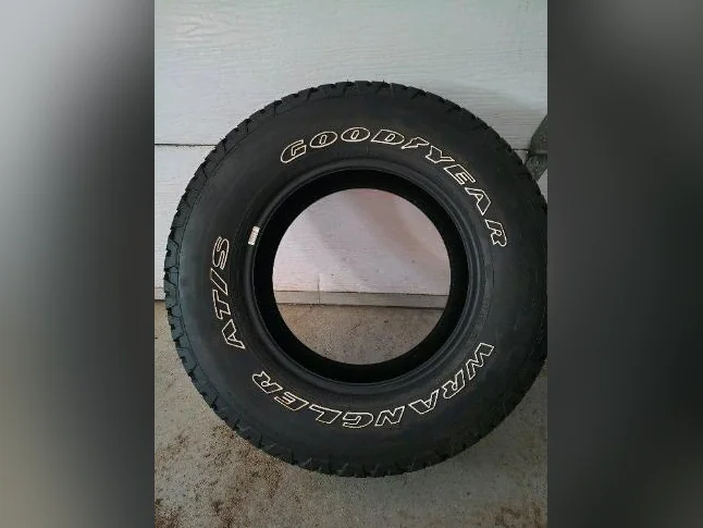 Un Pneu neuf 265/70/17