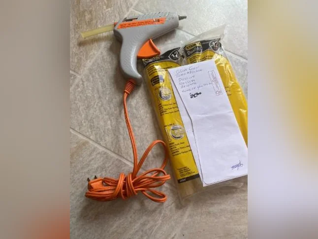 Glue Gun black decker 120 volts 12 watts avec 24 glue stick