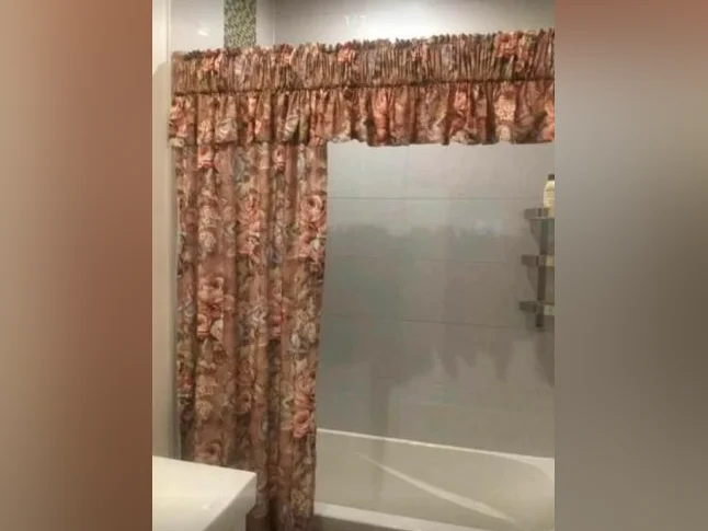 Rideau de douche et fenêtre / superbe duo fait sur mesure / aubaine