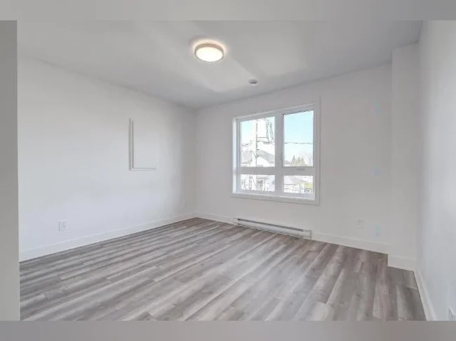 5 1/2 Ste madeleine Haut de triplex ,Beau logement récent comme neuf thumbnail 9