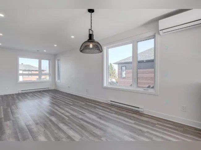 5 1/2 Ste madeleine Haut de triplex ,Beau logement récent comme neuf thumbnail 2