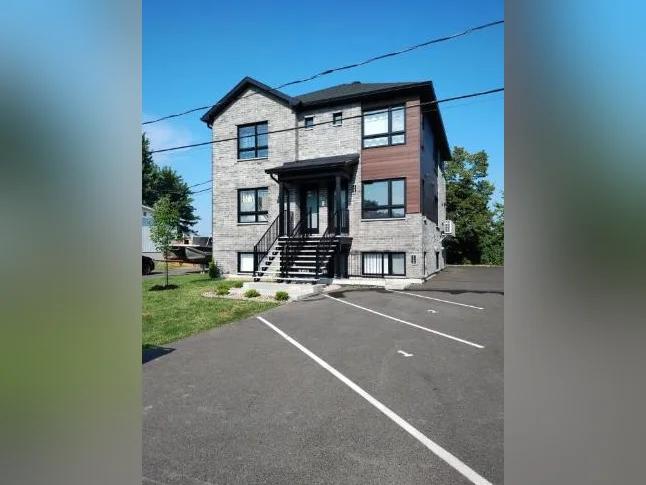 5 1/2 Ste madeleine Haut de triplex ,Beau logement récent comme neuf