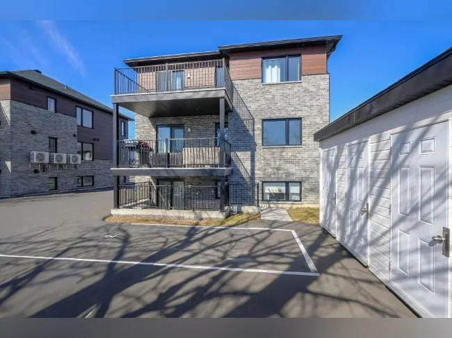 5 1/2 Ste madeleine Haut de triplex ,Beau logement récent comme neuf thumbnail 6