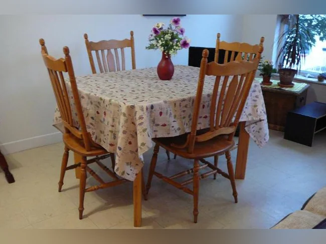 Table en bois avec rallonge et 4 chaises en bois . thumbnail 7