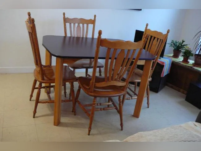 Table en bois avec rallonge et 4 chaises en bois .