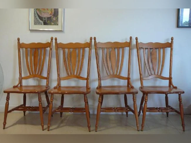 Table en bois avec rallonge et 4 chaises en bois . thumbnail 4