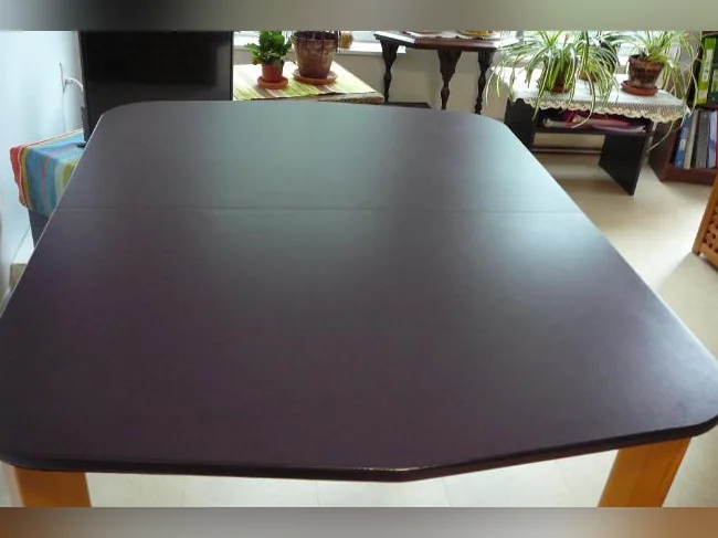 Table en bois avec rallonge et 4 chaises en bois . thumbnail 6