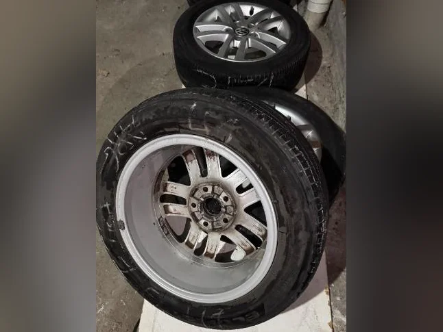 4 Mags VW d’origine + 4 pneus d’été Bridgestone 205/55R16