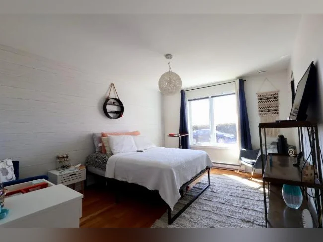 CONDO ENTIÈREMENT MEUBLÉ TOUT INCLUS SECTEUR TRANQUILLE BIEN SITUÉ thumbnail 5