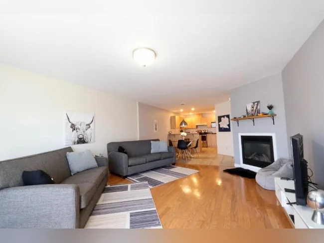 CONDO ENTIÈREMENT MEUBLÉ TOUT INCLUS SECTEUR TRANQUILLE BIEN SITUÉ