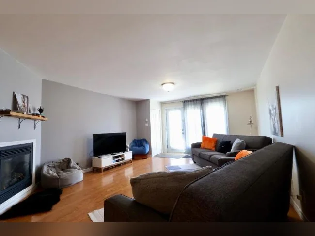 CONDO ENTIÈREMENT MEUBLÉ TOUT INCLUS SECTEUR TRANQUILLE BIEN SITUÉ thumbnail 3