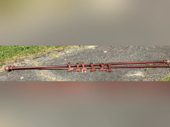 Pôles à rideaux en bois et métal de différentes grandeurs