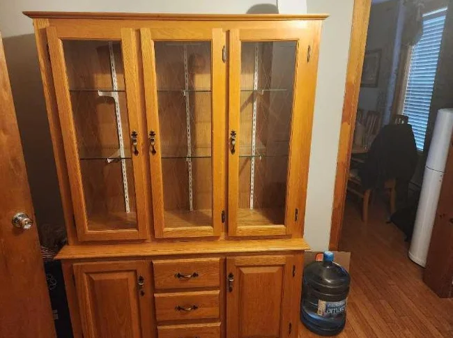 Table en bois avec 8 chaises et un buffet en chêne