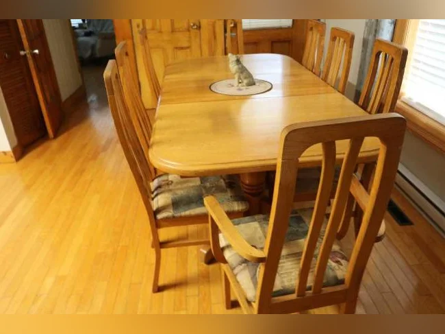 Table en bois avec 8 chaises et un buffet en chêne thumbnail 2
