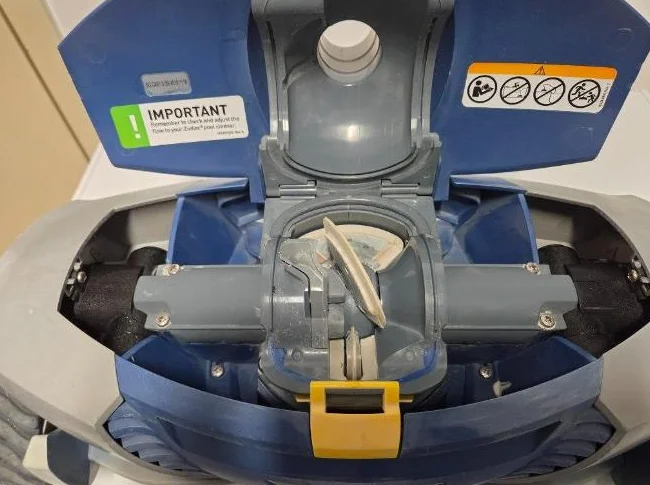 Robot de piscine sans fil Zodiac Barracuda MX8 Elite Pool robot thumbnail 6
