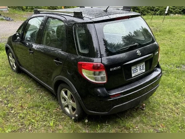 Suzuki SX4 version GLS 2011 4x4, 5 portes, auto., tres bon état. thumbnail 2