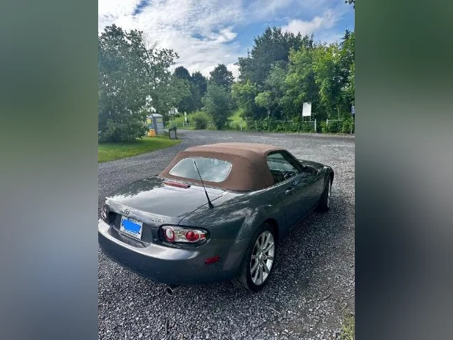 Mazda MX-5 Miata 2007 Impeccable! thumbnail 4