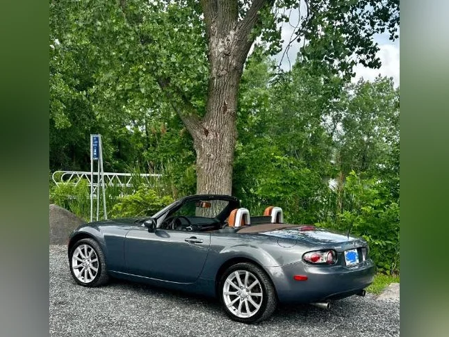 Mazda MX-5 Miata 2007 Impeccable! thumbnail 10