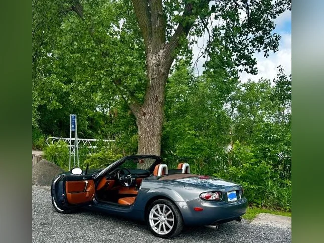 Mazda MX-5 Miata 2007 Impeccable! thumbnail 3