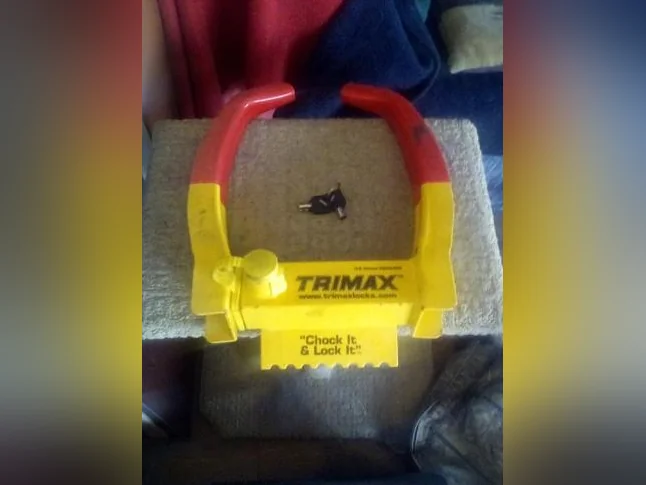 Sabot de Denver (cale de roue) de marque Trimax.
