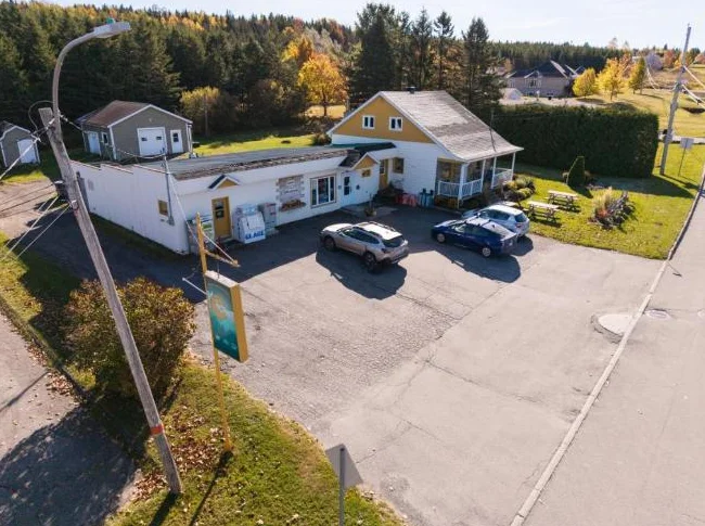 Charmante épicerie de village bien établie avec maison/gîte