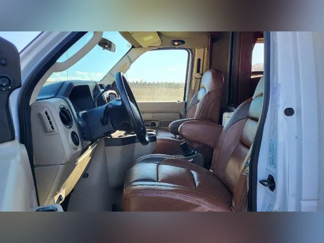 Motorisé Jayco Melboure 29D Premium- 31,6 pi - 6 pneus neufs - prêt à voyager thumbnail 2