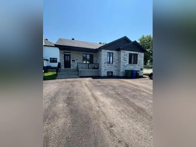 ✨🏡 Grand 4 1/2 - Haut de Duplex – Clé en main & semi-meublée 🏡✨