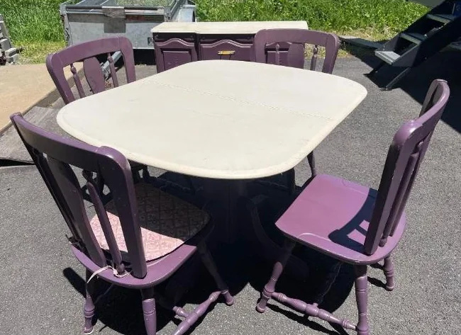 Table, chaise et buffet
