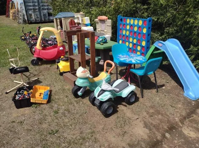 Lot de petit  jouets ,  maison, voiturette et une tour etc thumbnail 4
