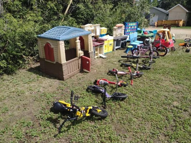 Lot de petit  jouets ,  maison, voiturette et une tour etc thumbnail 2