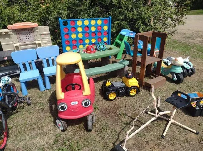 Lot de petit  jouets ,  maison, voiturette et une tour etc thumbnail 3