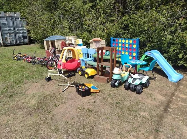 Lot de petit  jouets ,  maison, voiturette et une tour etc