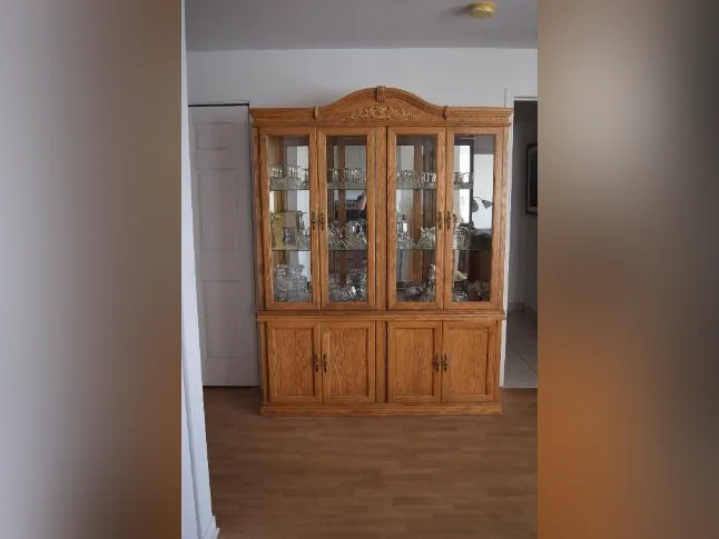 Vaisselier en chêne véritable plein bois.
