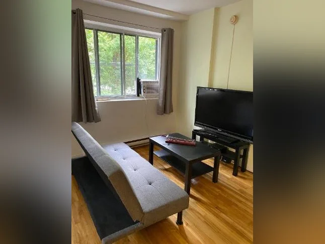 1 1/2 avec balcon, genre studio Pointe-Claire dispo 1er juillet