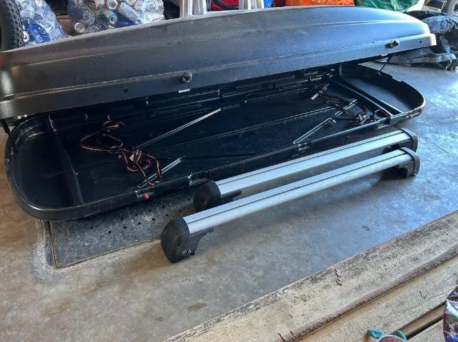Coffre de toit 340 L + rail. Négociable