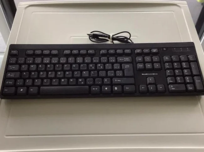 A VENDRE CLAVIER D’ORDINATEUR thumbnail 2