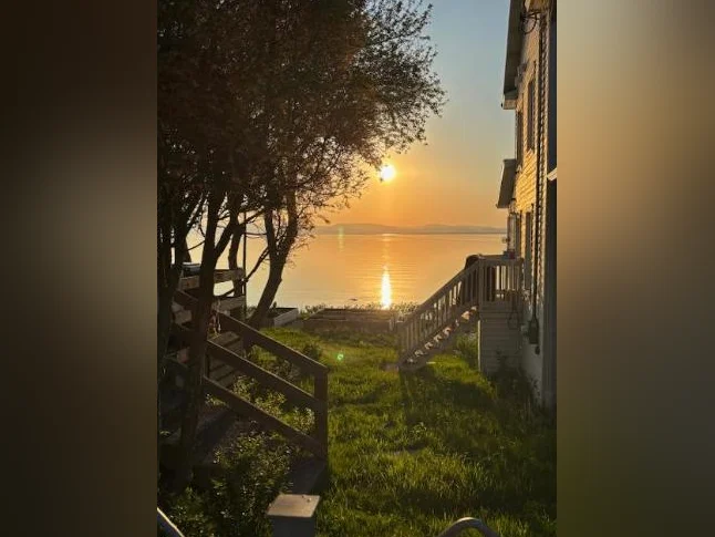 Chalet au bord du fleuve avec vue plage Bas Saint-Laurent été 2026 thumbnail 9