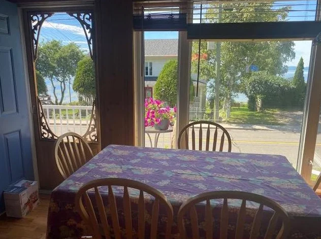 Chalet au bord du fleuve avec vue plage Bas Saint-Laurent été 2026 thumbnail 2