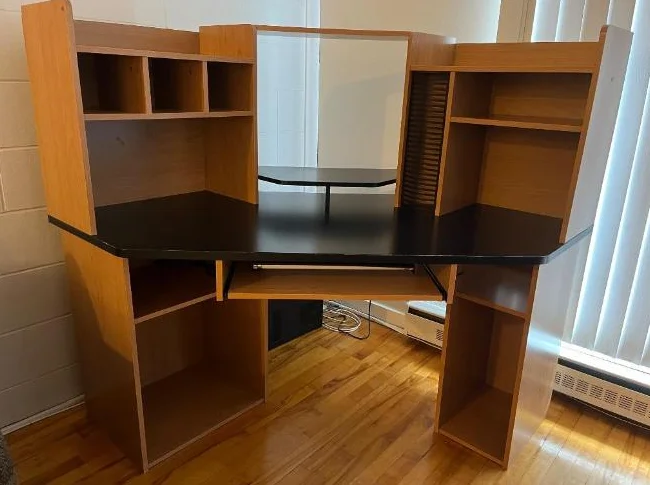 Meuble de bureau en coin pour ordinateur