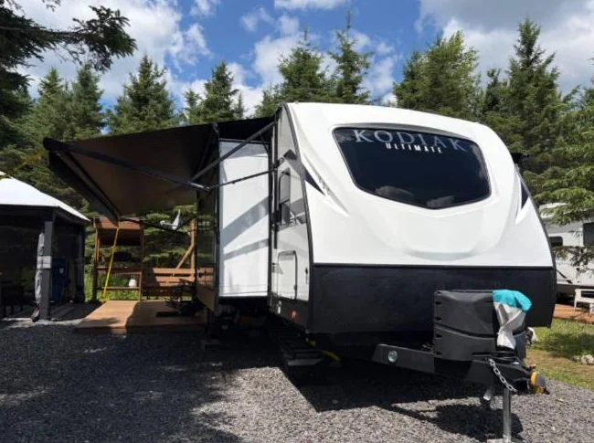 Roulotte Kodiak Ultimate 2021 de 37 pieds, comme neuve