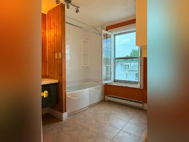 Grand 7 piêces de 880 pieds carrées sur 2 étages. Tout près de l'hopital Hotel Dieu. thumbnail 9