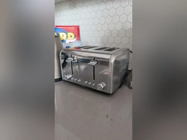 Petits Électroménagers de la cuisine : 1 Grille-Pain, 1 Bouilloire, 1 Micro-Onde