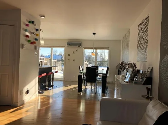 Maison en rangée (2 chambres) libre 1er aout thumbnail 4